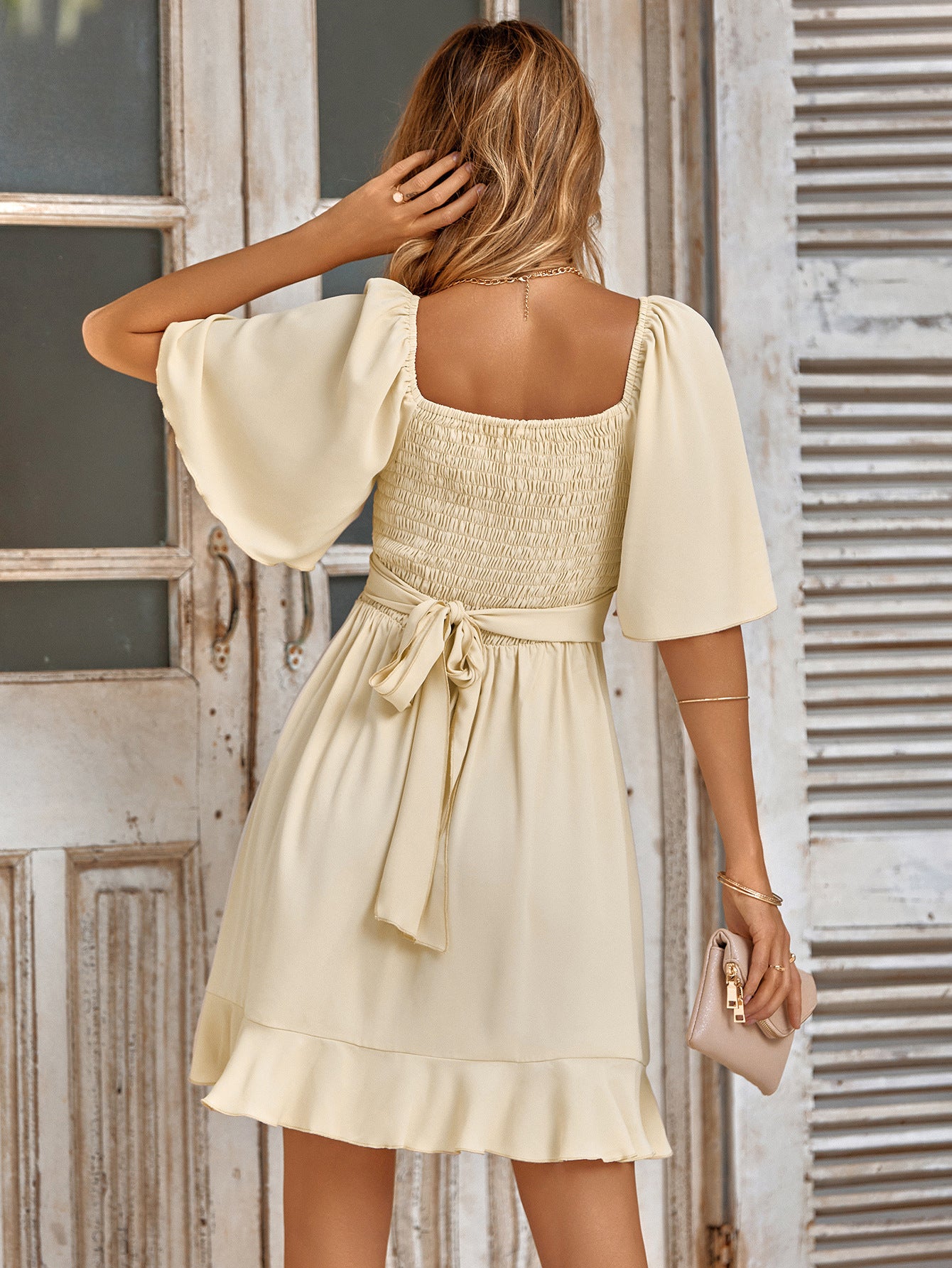 Vestido fruncido con lazo en la espalda y dobladillo con volantes