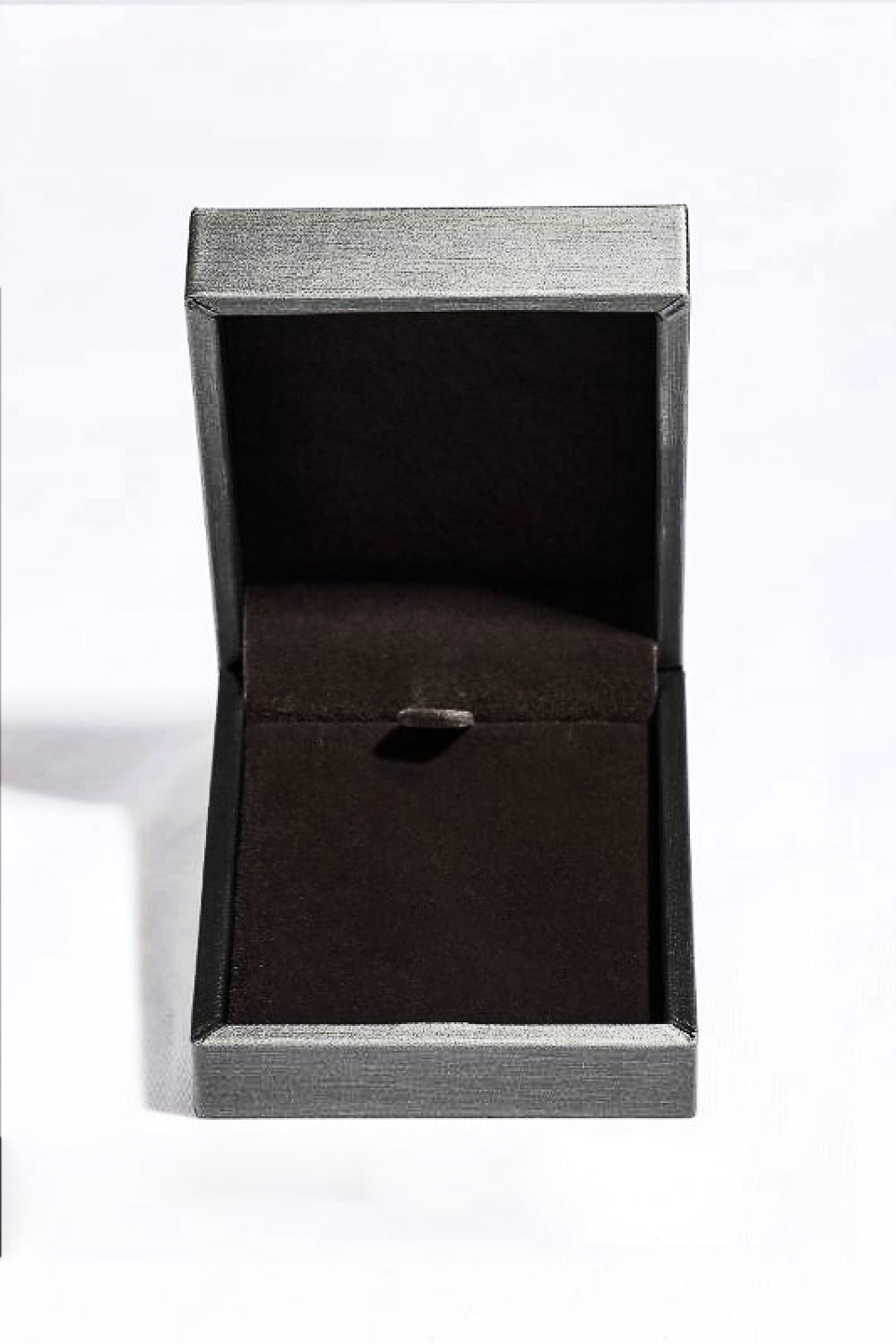 Muestre el collar con colgante de moissanita de 1 quilate