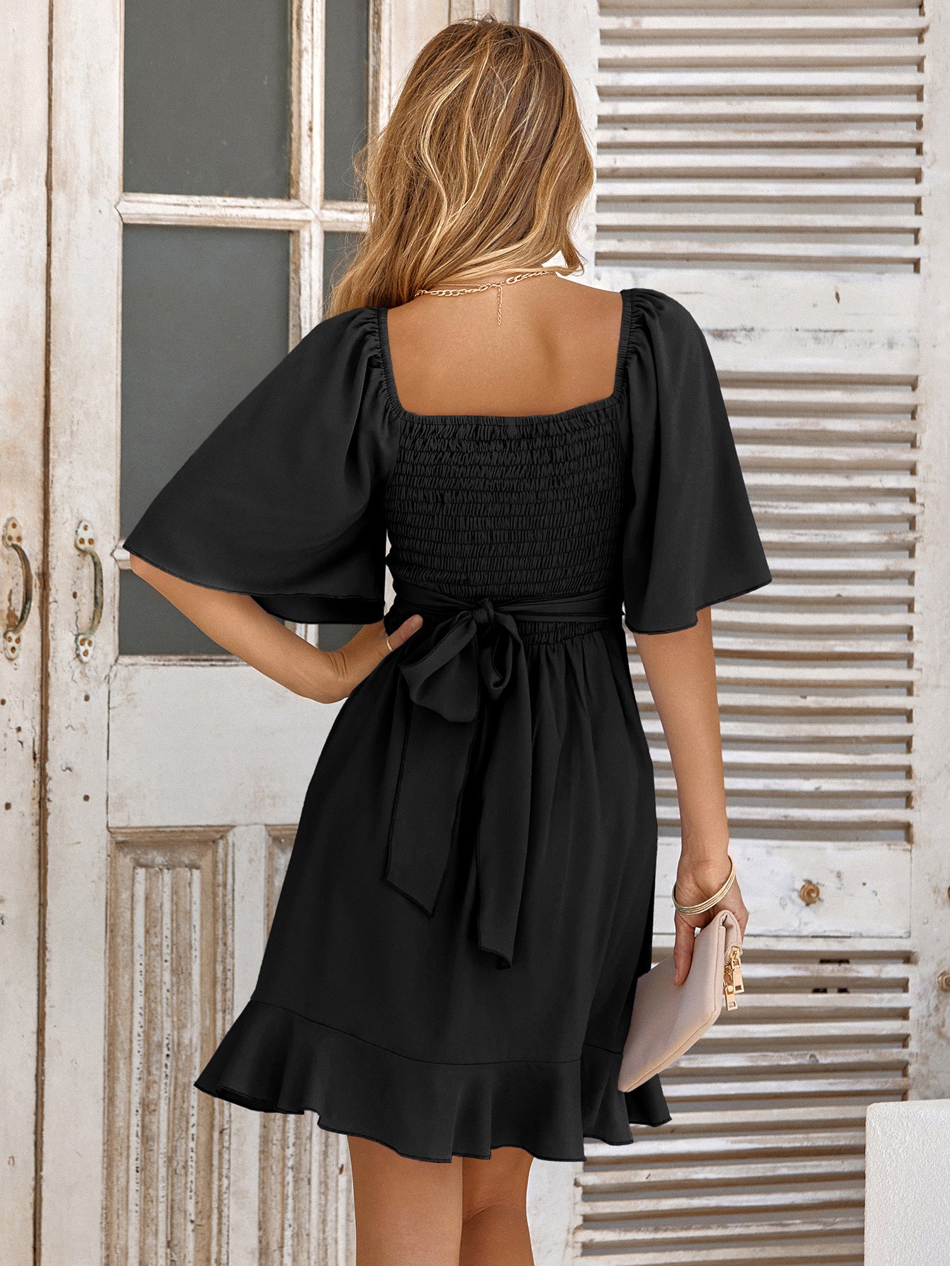 Vestido fruncido con lazo en la espalda y dobladillo con volantes